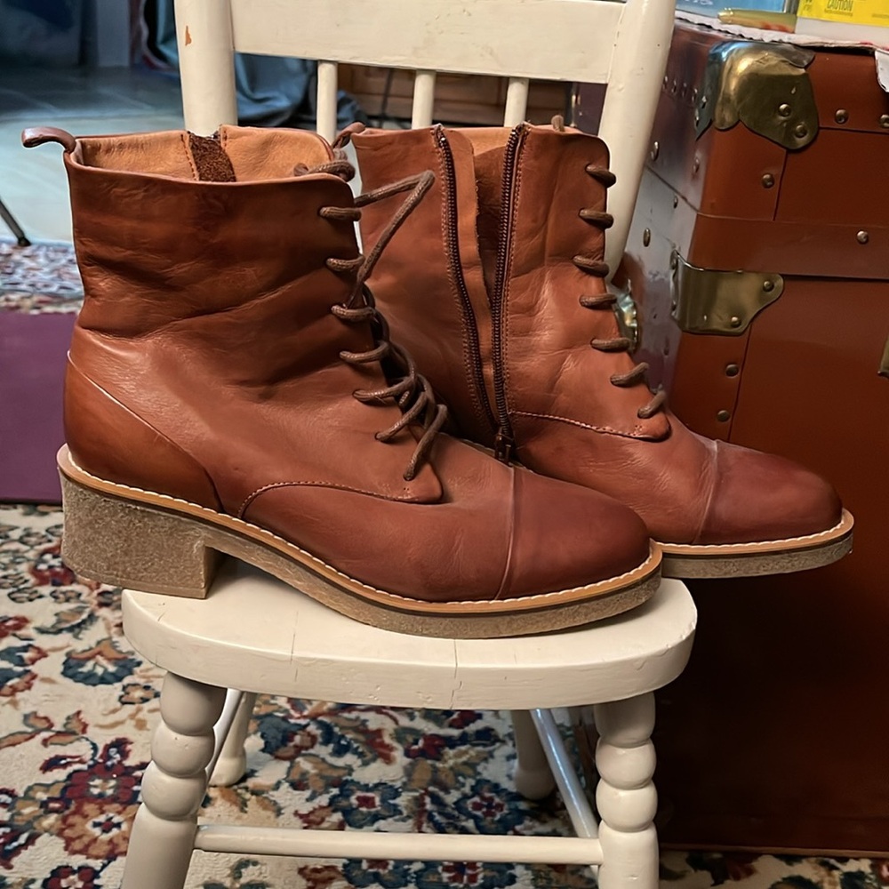 Aldo,soft leather,Crepe sole,block heel, zipper, lace up ankle boots. NWOT. New.